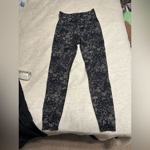 Beyond Yoga Black Lace Print Leggings Women’s Size Medium